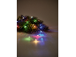 Weihnachtsgirlande mit bunten Lichtern auf dunklem Hintergrund.