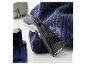Ein Remington Haarschneider auf einem blauen Handtuch.