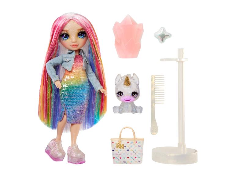 Rainbow High Puppe mit Regenbogenhaar, Paillettenkleid und Accessoires, inklusive einer Einhornfigur.