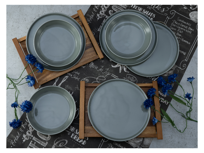 Set mit grauem Steingutgeschirr: flache Teller, tiefe Teller und Schalen.