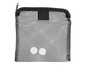 Schwarze Netz-Tasche mit zwei runden, weißen Gegenständen.