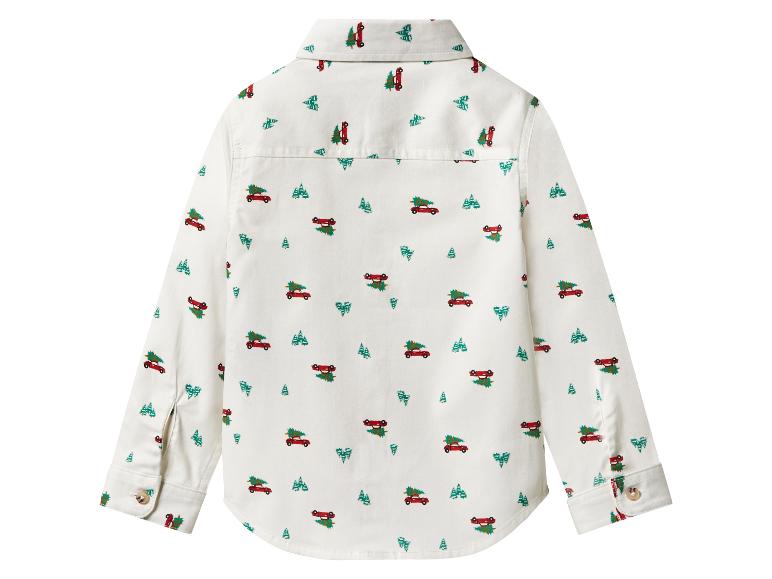 Weißes Hemd mit Weihnachtsbäumen und roten Autos.