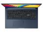 Geöffneter dunkelblauer Laptop mit farbigem Bildschirm und sichtbarer Tastatur.