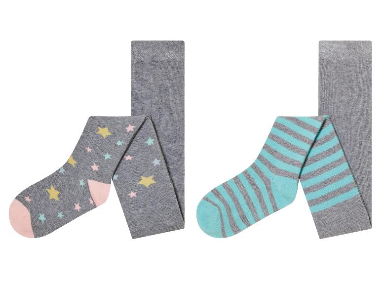 Zwei Paar graue Strümpfe, eins mit Sternen und eins mit Streifen.