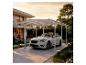 Weißer Carport mit transparentem Dach, neben einem modernen Haus mit Garten platziert.