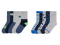 Ein Set mit 10 Socken für Jungen in verschiedenen Farben und Mustern