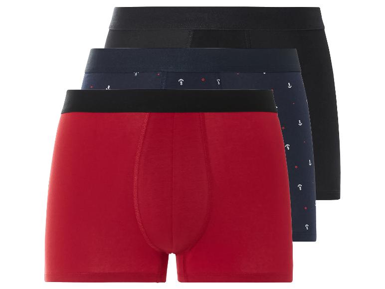 Drei Boxershorts: rote, dunkelblaue mit Anker und schwarze.