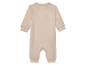 Beige Baby-Strampler mit langen Ärmeln.