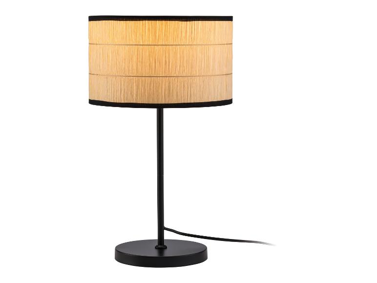 Tischlampe mit schwarzem Fuß und Lampenschirm aus Naturrattan.
