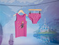 Ein rosafarbenes Frozen Tanktop und Unterhose mit Print.