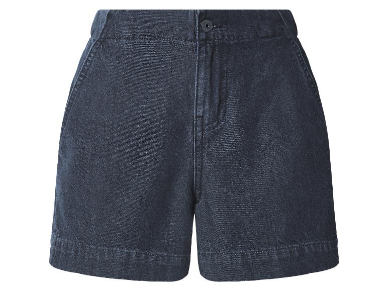 Dunkle Jeans-Shorts für Damen mit hoher Taille und Taschen.