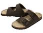 Ein Paar braune Zweiriemen-Sandalen mit Schnallen auf einer Korksohle.