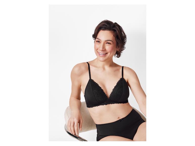 Lächelnde Frau in schwarzer Spitzen-BH und -Slip.