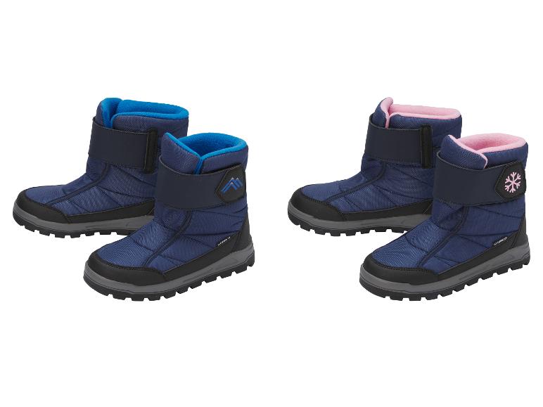 Zwei Paar wasserdichte Kinder-Winterstiefel: ein blaues Paar und ein rosa gefüttertes Paar mit Schneeflocke.