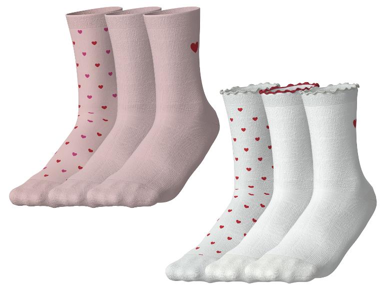 Zwei Sets Socken, eines rosa mit Herzen und eines weiß mit Herzen und Rüschenbündchen.
