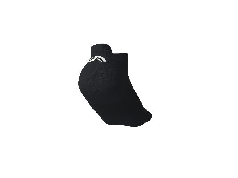 Schwarze Socke mit weißem Muster am Bündchen.
