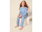 Mädchen in hellblauem Fleece-Pyjama mit Monden und Sternen.