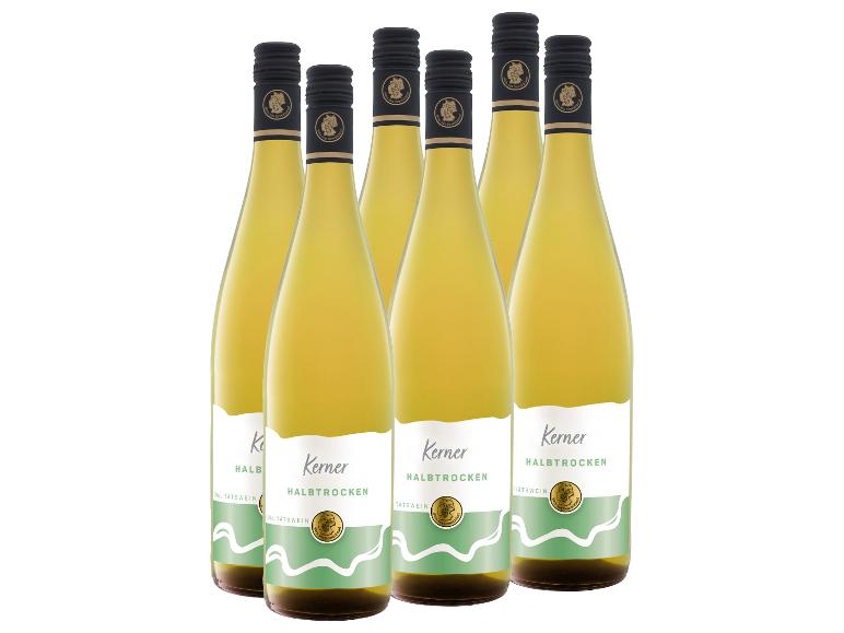 Sechs Flaschen halbtrockener Weißwein mit weißen und grünen Etiketten, mit der Aufschrift „HALBTROCKEN“.