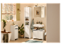 Modernes Badezimmer mit weißen Badezimmermöbeln im minimalistischen Stil.