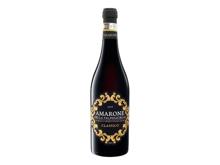 Eine Flasche Amarone della Valpolicella Classico 2019 Rotwein auf weißem Hintergrund.