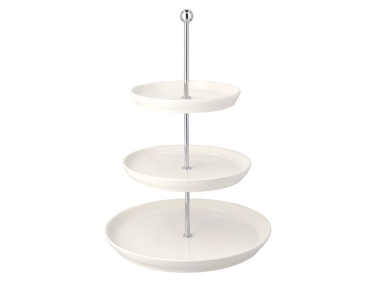 Weißer dreistöckiger Servierständer mit glänzender Metallmittelstange.