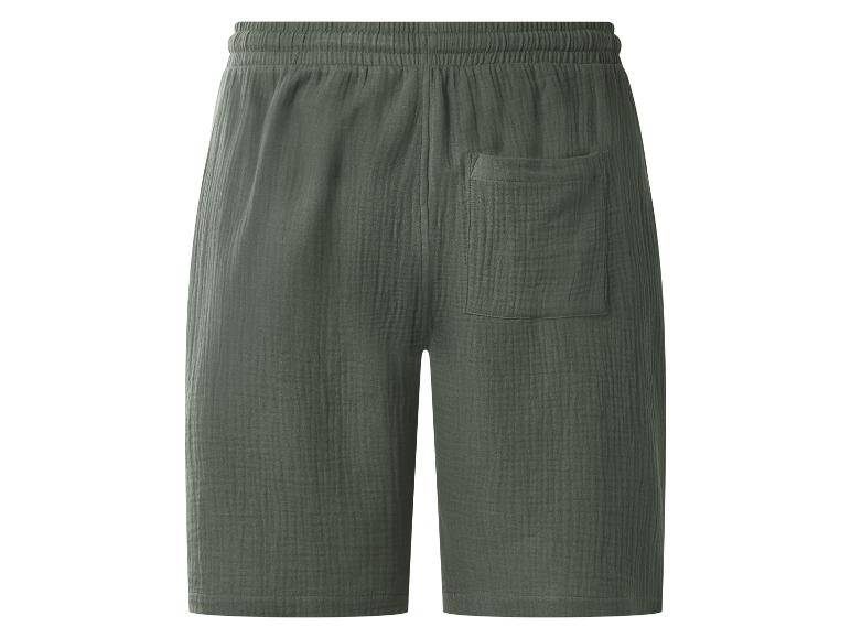 Dunkelgrüne Baumwollshorts mit elastischem Bund und Gesäßtasche.