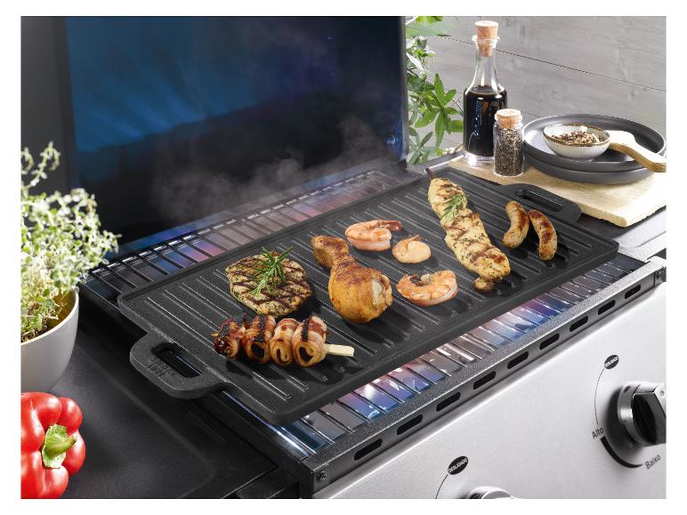 Grillplatte mit verschiedenen Fleisch- und Meeresfrüchten, darunter Hähnchen, Garnelen und Würstchen.