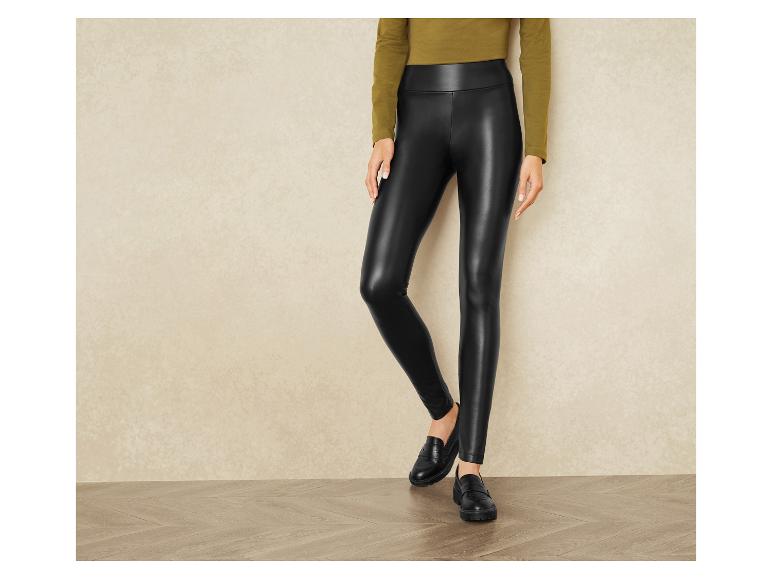 Schwarze Lederleggings und schwarze Loafer.