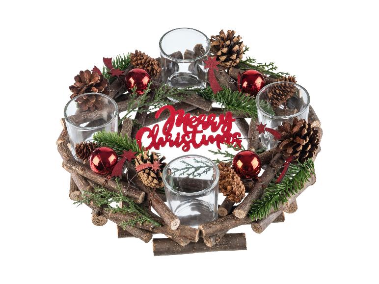 Adventskranz aus Holz mit Weihnachtsdekoration und Kerzenhaltern