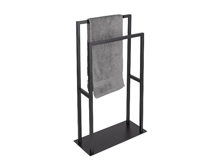 Schwarzer Handtuchständer aus Metall.