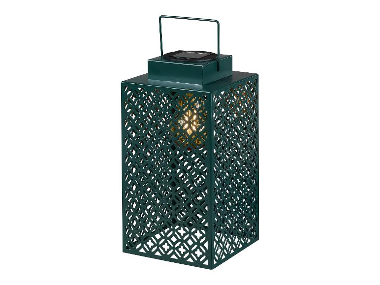 Grüne Solar-Laterne mit geschnitztem Muster.