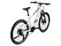Weißes E-Bike mit grünen und grauen Akzenten, von hinten und oben gesehen