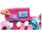 Ein rosa Barbie Flugzeug mit zwei Sitzen und Staufächern.