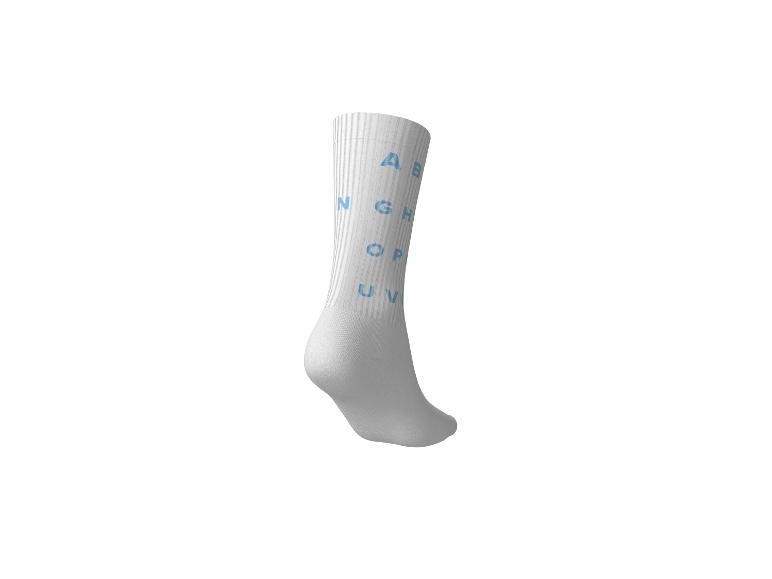 Weiße Socke mit blauen Alphabetbuchstaben