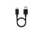 Ein kurzes schwarzes USB-C-zu-USB-A-Kabel, zu einer Schleife geformt.