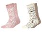 Zwei Paar Socken, eines rosa mit weißen Streifen, das andere cremefarben mit nordischem Muster.