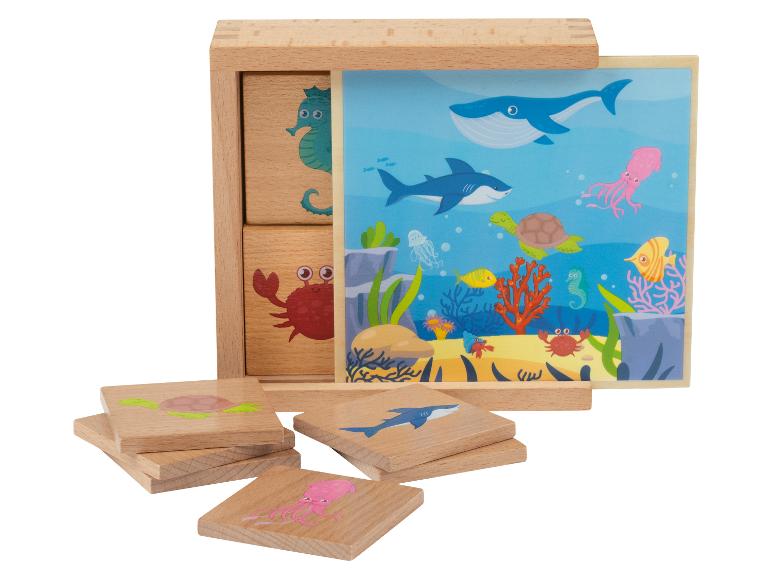 Holzbausteine mit Bildern von Meerestieren, darunter Hai, Schildkröte und Tintenfisch.