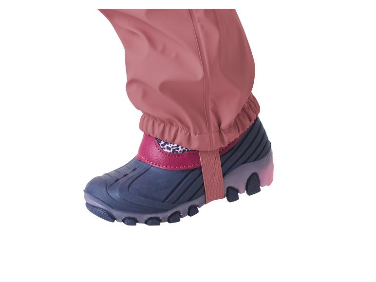 Rosa Kinderregenhose mit blauen Stiefeln