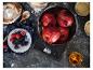 Granatäpfel, Beeren und Mehl auf einer Küchenwaage, bereit zum Backen.