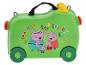 Grüner Kinderkoffer mit Zeichentrickfiguren einer Familie und dem Text „Together Play Family“.