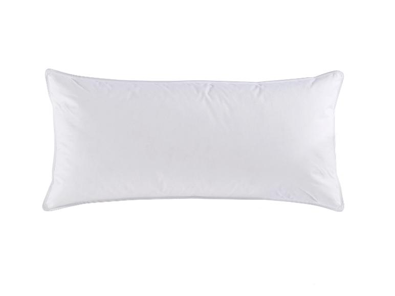 Rechteckiges weißes Kissen mit Paspelierung, auf weißem Hintergrund.