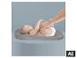Baby auf der grauen BABYGO Wickelauflage Luxepad beim Windelwechseln. [KI-generiertes Bild]