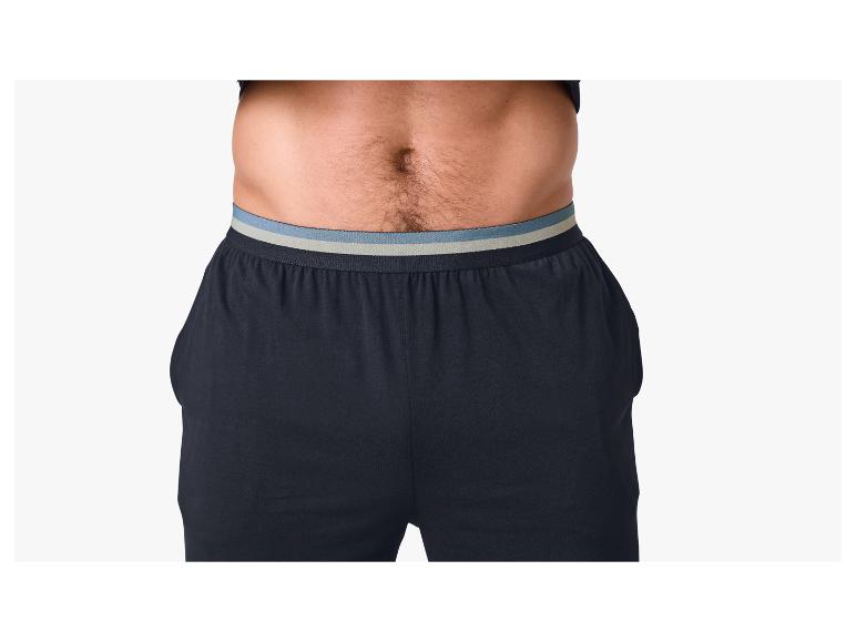 Marineblaue Strick-Pyjamahose mit gestreiftem Gummibund an einem Mann