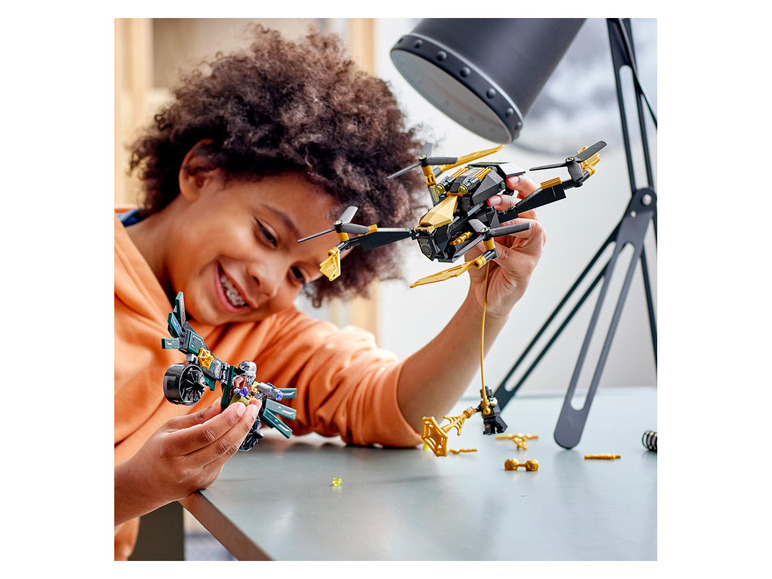 Ein Kind spielt mit einer LEGO Ninjago Drohne und einer Minifigur.