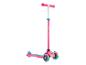 Rosa Kinderroller mit leuchtenden Rädern