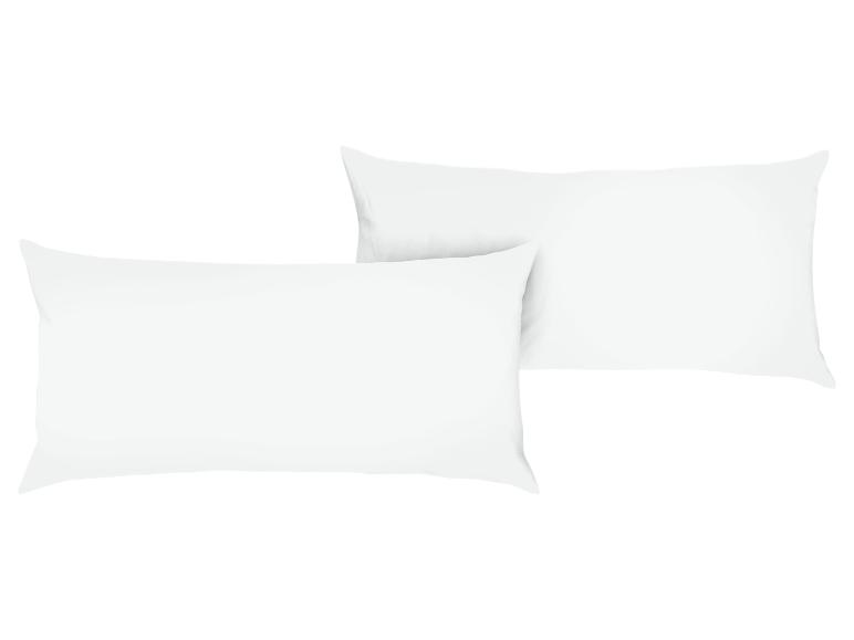 Zwei weiße Kissen für einen angenehmen Schlaf.