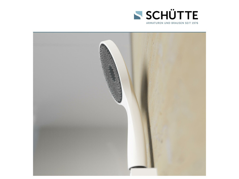 Ein weißer Duschkopf von Schütte an einer beigefarbenen Wand.