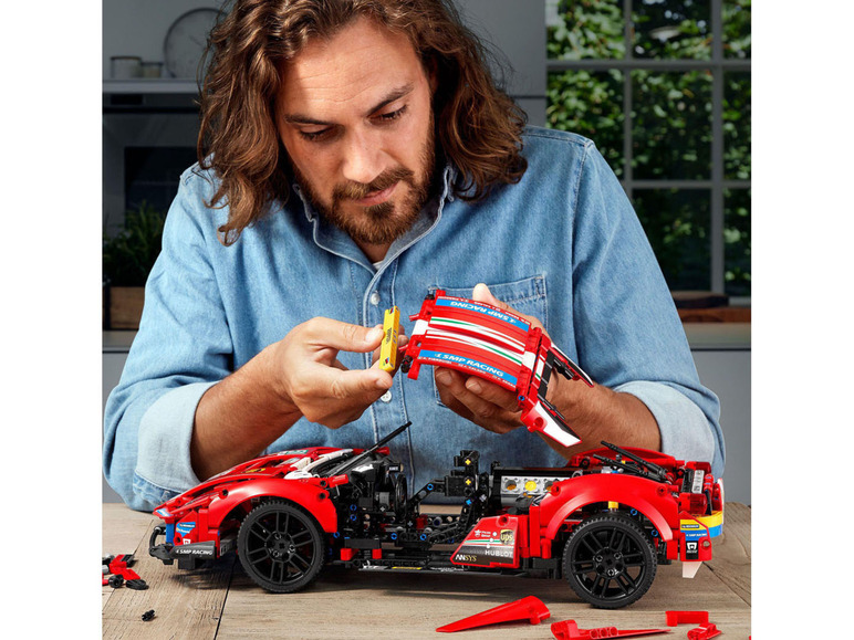 Gehe zu Vollbildansicht: LEGO® Technic 42125 »Ferrari 488 GTE AF Corse #51« - Bild 3