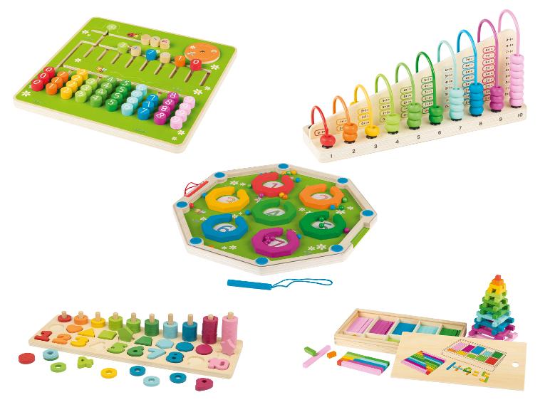 Eine Sammlung von Holz-Lernspielzeug, darunter ein Zahlenlabyrinth, ein Abakus, ein Formensortierer und Zählklötze.