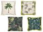 Vier Kissen im Tropen-Design: eines mit einer Palme, eines mit mehreren Palmen, eines mit großen grünen Blättern und eines mit Affen und rosa Blüten.